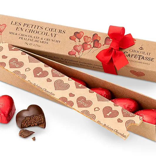 Cutie cu 6 inimioare de ciocolată cu lapte și praline crocante cu alune 76g Café-Tasse Delicatessen