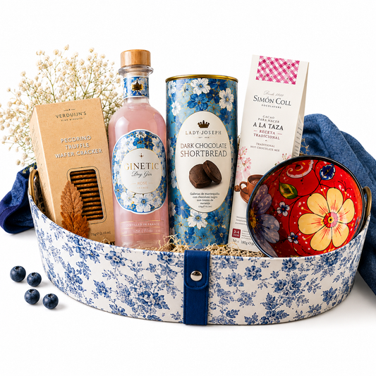 Coș Cadou cu Gin Roz, Biscuiți cu Ciocolată și Ciocolată Caldă Delicatessen