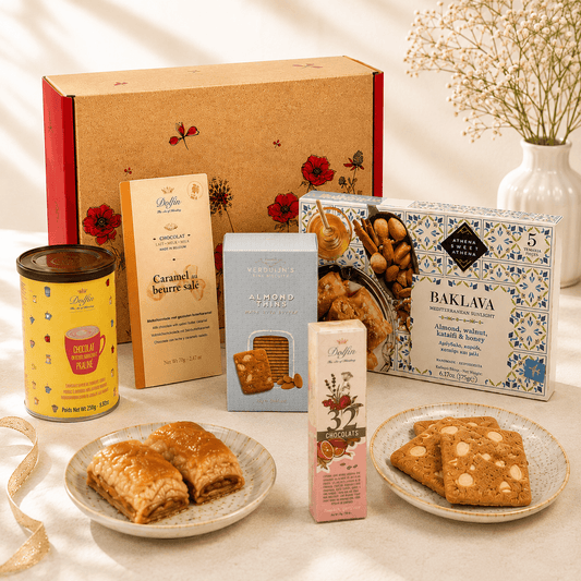 Pachet cadou cu ciocolată Dolfin, baklava și biscuiți cu migdale, aranjate în cutie rectangulară