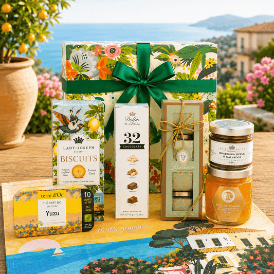 Cadou colorat Delicatessen cu ciocolată Dolfin, praline Laurence, ceai Terre d'Oc, miere La Chinata, gem Belberry, biscuiți Lady Joseph și prosop de bucătărie