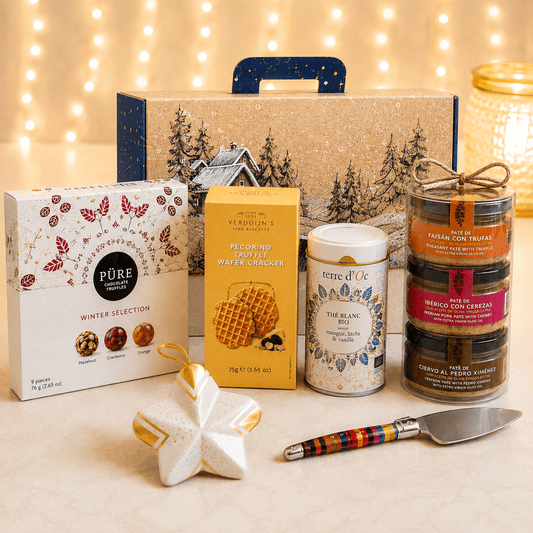 Valiză cadou de Crăciun din carton cu pateuri La Chinata, crackers, ceai și trufe de ciocolată