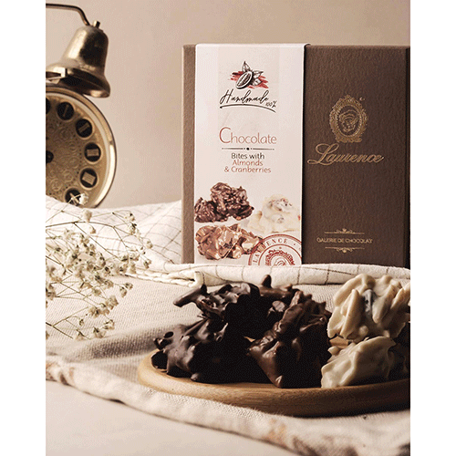 Bucatele de migdale și merisoare in ciocolata neagra 140g Laurence Chocolate - Delicatessen Delicatessen De Rontait