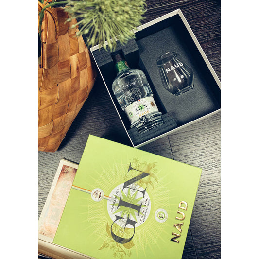 Pachet cadou cu sticlă de gin Naud și pahar, 700 ml
